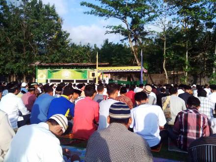 Warga Sidoagung Memadati Lapangan Zaini Godean Untuk Menjalankan Sholat idul adha 1437 H